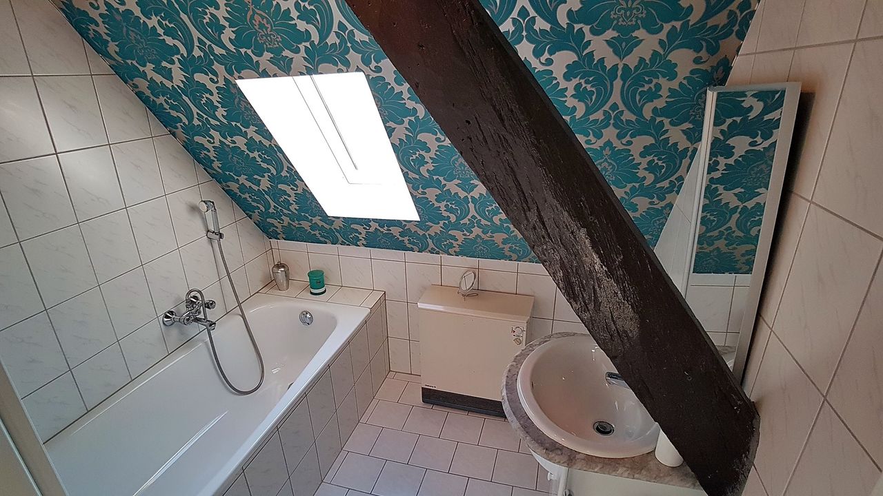 Bad 2 mit Badewanne und Waschbecken Bad 2 mit Badewanne und Waschbecken